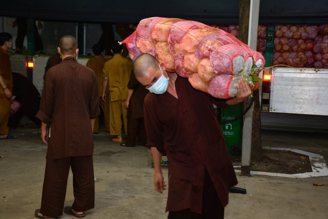 Continuing to support people in need in the Covid-19 pandemic of Hoang Phap Pagoda (series 4)